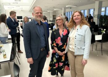 Formand Betina D. Jensen samt event- og aktivitetschef i Hjørring Handel, Rikke Ejsenhardt gratulerede kommunaldirektøren. 
Foto: Palle W. Nielsen