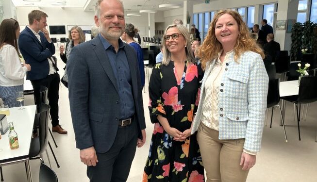 Formand Betina D. Jensen samt event- og aktivitetschef i Hjørring Handel, Rikke Ejsenhardt gratulerede kommunaldirektøren. 
Foto: Palle W. Nielsen