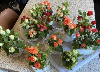 Dansk Folkehjælp har i butikken pyntet porcelæn med rose dekorationer. Privatfoto