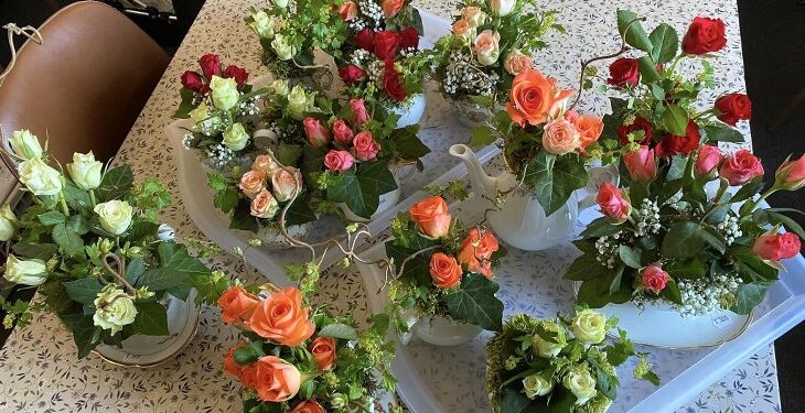 Dansk Folkehjælp har i butikken pyntet porcelæn med rose dekorationer. Privatfoto
