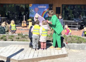 Gry Bruun Nielsen, formanden for Børne-, Fritids- og Undervisningsudvalget, afslørede sammen med børnene Svanen. Foto: Palle W. Nielsen