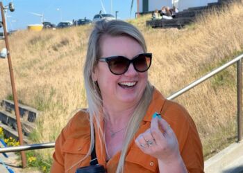 Mai-Britt Beith samler mod til at sætte tænderne i en tørret larve under Naturmødet 2023. Foto (arkiv): Niels Skipper.