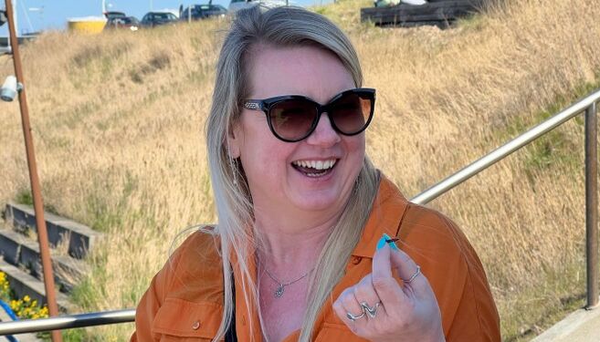 Mai-Britt Beith samler mod til at sætte tænderne i en tørret larve under Naturmødet 2023. Foto (arkiv): Niels Skipper.