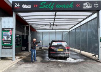 Direktør Tonni Sørensen i gang med den skånsomme bilvask af sin AUDI. Foto: Niels Skipper.