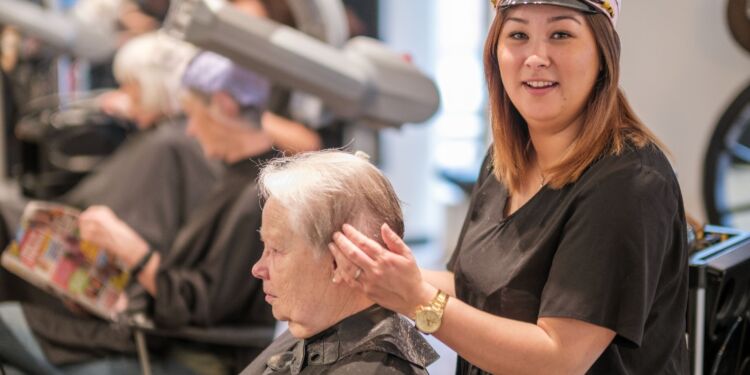 Paninneuaq Susanna Heilnann, i daglig tale kaldt Pingo, har bestået svendeprøven i frisørfaget.