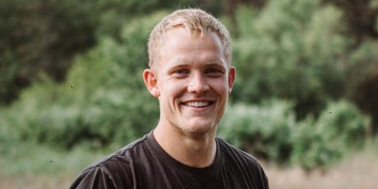 Fåreklipper Kasper Ledet Hansen fortæller og viser rundt på sin bedrift i aften.