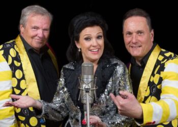 Fede Finn giver koncert på en fed lørdag foran Hotel Hirtshals.