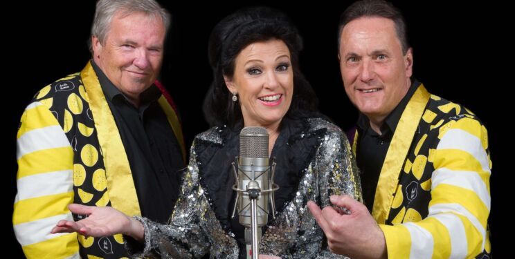 Fede Finn giver koncert på en fed lørdag foran Hotel Hirtshals.