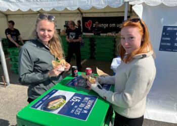Sofie og Clara var fuldstændig vilde med Signaturburgerne hos Hirtshals Fiskefestival. Foto: Niels Skipper.