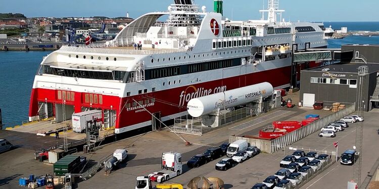 Fjord Lines færger er tilbage i Hirtshals. Nu skal elever fra Lundergårdskolen lære om livet til søs hos Fjord Line.