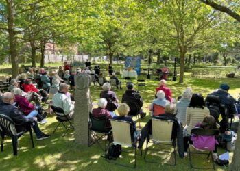 Medrivende friluftsgudstjeneste anden pinsedag ved Emmersbæk Kirke. Foto: Niels Skipper.