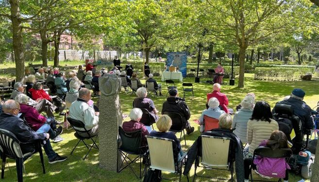 Medrivende friluftsgudstjeneste anden pinsedag ved Emmersbæk Kirke. Foto: Niels Skipper.