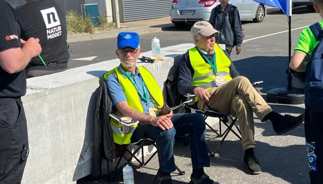 Herrerne her nyder det frivillige arbejde i afslappet stil. Foto (arkiv): Niels Skipper.