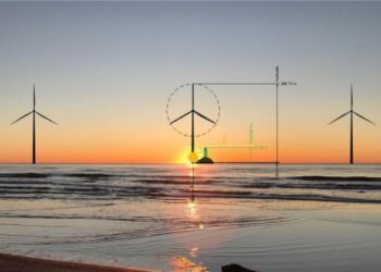 Visualiseringen viser hvordan møller med en tiphøjde på 300 meter placeret 4 kilometer fra kysten
vil se ud, når de ses fra stranden. Til sammenligning er højden af Hirtshals Fyr i korrekt kote også
vist på illustrationen. Garfik: GERNOK.