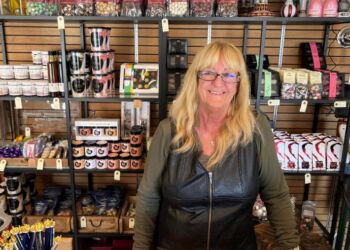 Gitte Vestergaard Abildgaard Sløk er den altid smilende og imødekommende indehaver af Gavehjørnet på Jyllandsgade i Hirtshals. Foto (arkiv): Niels Skipper.
