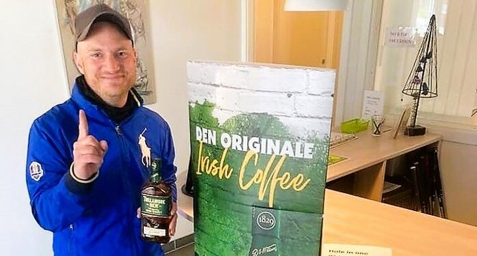 Jesper Jensen har leveret årets første Hole in One, hvilket honoreres med noget godt til ganen i Hirtshals Golfklub.