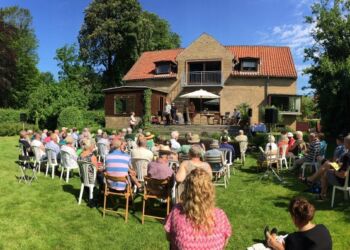 Grundlovsmøde i haven på Kochsvej 18 i Hjørring. Foto (arkiv): Privat.