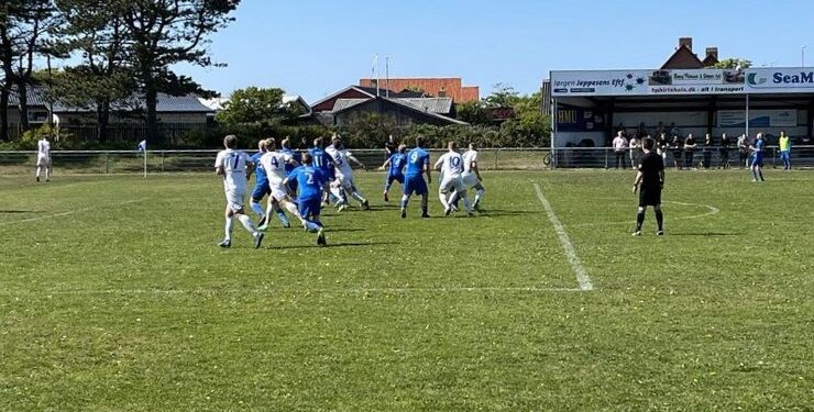 Oscar Jensen sender er perfekt frispark ind i panden på Kim Bærentsen, der scorer sejrsmålet mod Tornby IF. Foto: Niels Chr. Jakobsen.