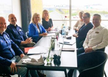 Fra aftaleindgåelsen ses her (fra venstre) direktør hos Feriepartner i Nordjylland Jan Brusgaard, salgschef hos Feriepartner Tversted/Skagen Mads Buch Jensen, turistchef i Hirtshals Turisme Laila Zielke, formand i Hirtshals Turisme Sarah Routledge, ejer af B&B by the Sea Rikke Vandsted, salgschef og partner hos Feriepartner Lønstrup Christina Mariager og bureauleder og partner hos Feriepartner Tversted/Skagen Jesper Smidt.