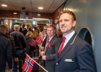 Ansatte byder gæsterne velkommen ombord på Stavangerfjord. Foto: Fjord Line.
