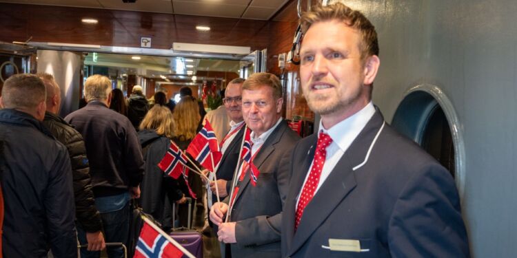 Ansatte byder gæsterne velkommen ombord på Stavangerfjord. Foto: Fjord Line.