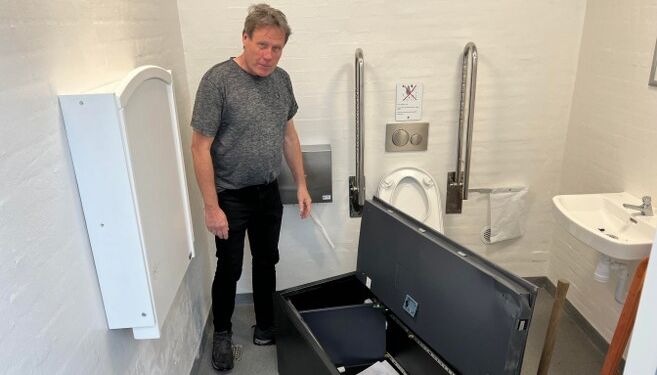 Per Kro ved det stjålne pengeskab på toilettet ved Den Grønne Plads i Hirtshals. Foto: Niels Skipper.