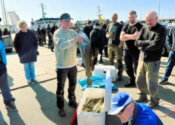 Stolt lystfisker med en pæn torsk. Foto: Niels Skipper.