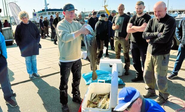 Stolt lystfisker med en pæn torsk. Foto: Niels Skipper.