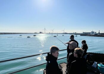 Mange var forsamlet på molehovedet for at se starten på Hirtshals Stævnet 2023.