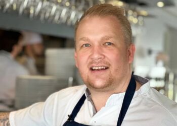 - Jeg ville bare lave en bog om, hvad vi går og laver heroppe, men jeg får at vide, at den pris kan jeg godt være stolt af – så det er jeg, siger Jack Cramer, køkkenchef på Ruths Hotel i Skagen. Foto: Henriette Maj Pedersen.