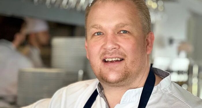 - Jeg ville bare lave en bog om, hvad vi går og laver heroppe, men jeg får at vide, at den pris kan jeg godt være stolt af – så det er jeg, siger Jack Cramer, køkkenchef på Ruths Hotel i Skagen. Foto: Henriette Maj Pedersen.