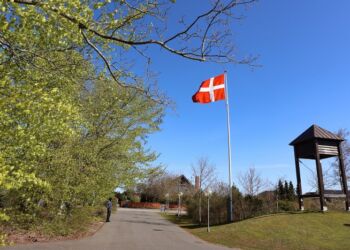 Dannebrog til tops ved Emmersbæk Kirke. Foto: Henrik Risager.