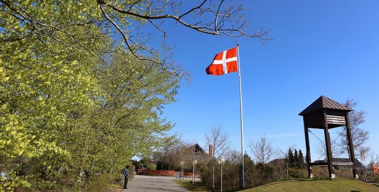 Dannebrog til tops ved Emmersbæk Kirke. Foto: Henrik Risager.