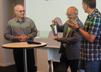 Lars Peter Høgh ses her i midten med Arnth Jensen-pokalen.