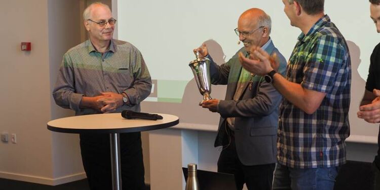 Lars Peter Høgh ses her i midten med Arnth Jensen-pokalen.