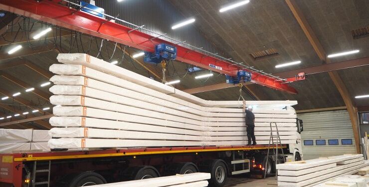 Limtræ lastes hos LIlleheden A/S.