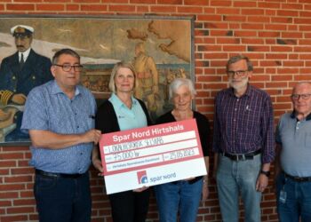 Jens Ole Mikkelsen og Annie Riisager overrækker checken til Sigrid Nedergaard, Jacob Madsen og Børge Kokholm.