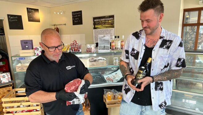 Jan og Mikkel er klar til en festlig lørdag før fars dag i Kødboen.  Foto: Niels Skipper.