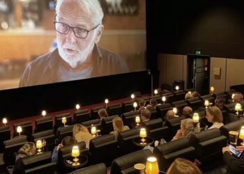Niels Hausgaard er den gennemgående fortællerstemme i filmen ”Os der lever”, som er instrueret af lokale Anne Svejgård Lund.