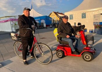 Johnnie Engbjerg og Rex Pedersen nyder det gode vejr og udsigten over Hirtshals Havn. Foto: Niels Skipper.
