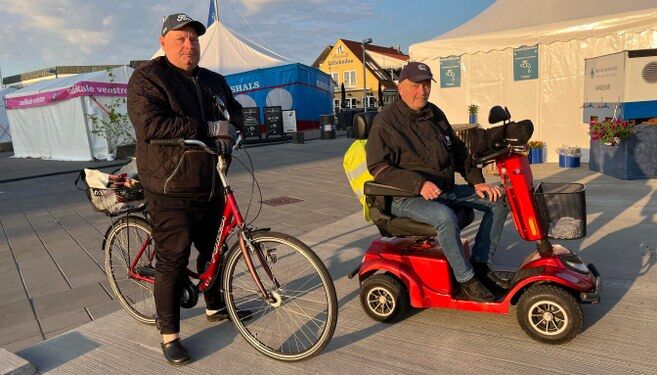 Johnnie Engbjerg og Rex Pedersen nyder det gode vejr og udsigten over Hirtshals Havn. Foto: Niels Skipper.