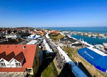 Naturmødet fylder godt i gadebilledet i Hirtshals. Foto: Niels Skipper.