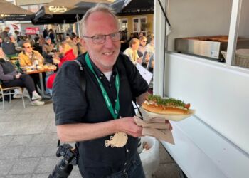 Fotograf Hans Ravn nød forrige år en gourmet hotdog fra boden ved Lilleheden Café og Restaurant. Foto (arkiV): Niels Skipper.