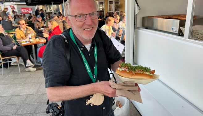 Fotograf Hans Ravn nød forrige år en gourmet hotdog fra boden ved Lilleheden Café og Restaurant. Foto (arkiV): Niels Skipper.