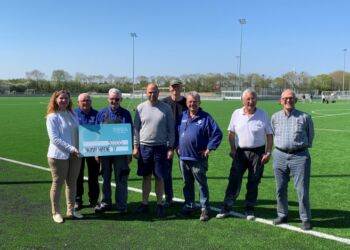 Direktør Betina D. Jensen, Nordea, sammen med SHI's fredagshold, der ved overækkelsen var i fuld gang med arbejde på anlægget.