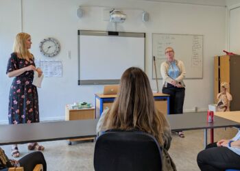 Formanden for skolebestyrelsen Henriette Sprenger præsenterer Linn Østergaard for generalforsamlingen.