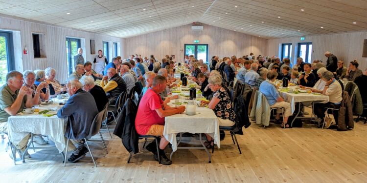 150 deltog i den traditionelle morgenmad i Stakladen pinsemorgen.