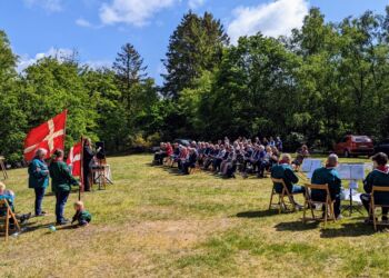 Den traditionelle pinsegudstjeneste i Tolne Skov blev afholdt i strålende solskin.