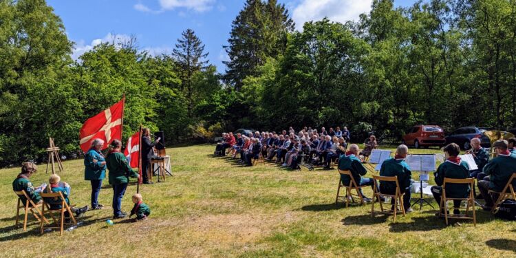 Den traditionelle pinsegudstjeneste i Tolne Skov blev afholdt i strålende solskin.