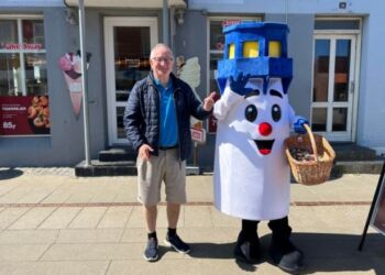 Handelschef Per Martensen ses her i godt selskab med Frede Fyrtårn ved en tidligere event på Jepsens Plads. Foto: Arkiv.